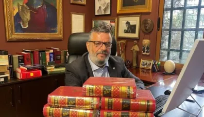 Shkelje e të drejtave të autorit dhe evazion fiskal/ Si përfunduan në gjyq Bujar Hudhri dhe pronarja e librarisë për librat e Kadaresë