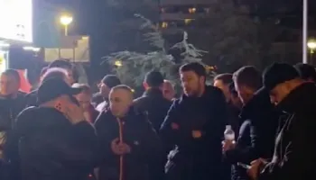 Shkëlzen Berisha në protestë, në krahun e këtij deputeti
