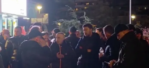 Shkëlzen Berisha në protestë, në krahun e këtij deputeti