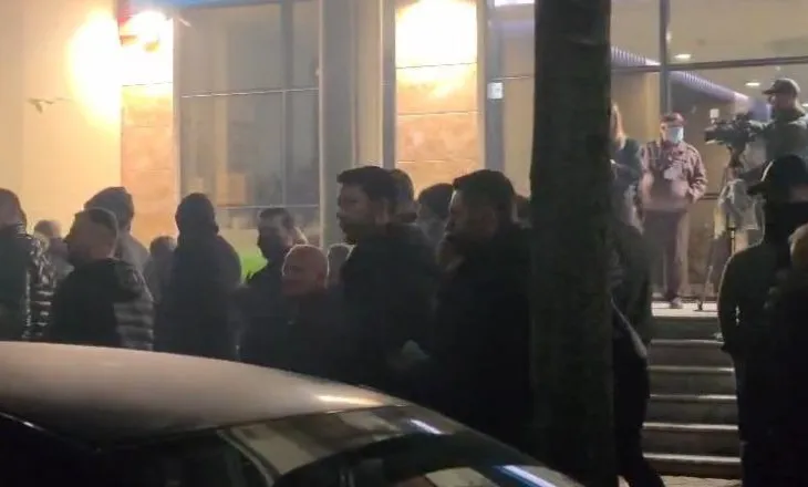 Shkëlzen Berisha në protestën maratonë mes demokratëve