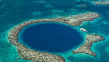 Shkencëtarët gjejnë një vrimë të kaltër aq të thellë sa nuk mund të arrijnë fundin