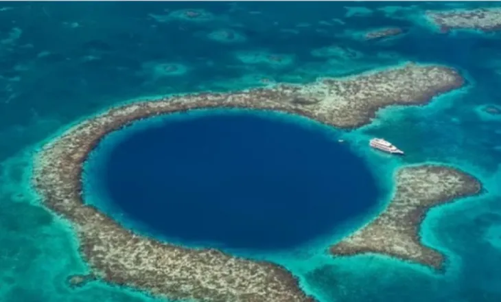 Shkencëtarët gjejnë një vrimë të kaltër aq të thellë sa nuk mund të arrijnë fundin