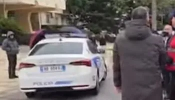 Shko se po të pret Gysi’/ Arrestime të qytetarëve në Durrës se kundërshtuan Ramën për projektin TID, deputeti Igli Cara shtyhet me dhunë nga policia