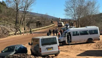 Shkollat dhe qendrat shëndetësore pa shërbim, mësues, mjekë e infermierë ecin në këmbë