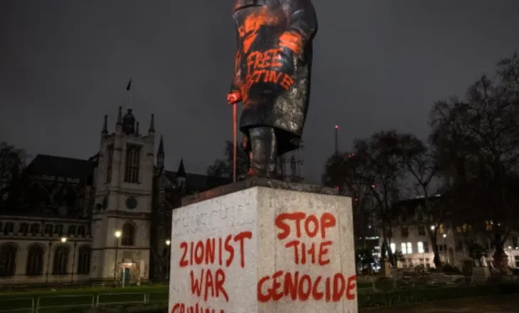 Shkroi me bojë fraza raciste mbi statujën e Churchillit jashtë parlamentit të Mbretërisë së Bashkuar, arrestohet 38-vjeçari