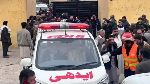 Shpërthim vdekjeprurës në xhami në Pakistan, 31 viktima