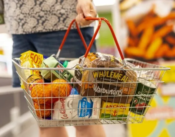 Shporta e inflacionit/ Ulen shpenzimet për veshje e mobilim, rriten për digjitalizimin dhe financat