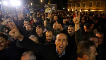 “Shqipëria ndër vendet më të korruptuara”, Revista italiane: Protestuesit kërkojnë dorëheqjen e Edi Ramës