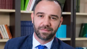 Shqipëria në Bordin e Paqes, analisti Ervis Iljazaj: Opozita tani të ulet me këmbë në tokë dhe…