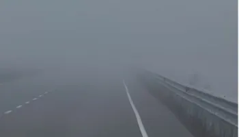 Shqipëria u zgjua sot nën pushtetin e mjegullës, vështirësi në qarkullim