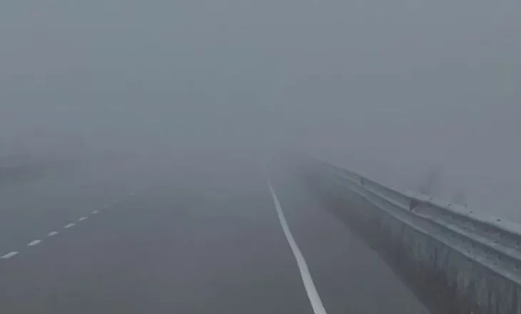 Shqipëria u zgjua sot nën pushtetin e mjegullës, vështirësi në qarkullim