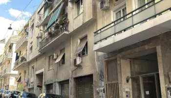 Shqiptari në Greqi tenton të abuzojë seksualisht me 25-vjeçaren me aftësi ndryshe, nëna e vajzës e ndjek me thikë, por arratiset