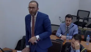 “Shqyrtimi zgjati vetëm 1 orë”, Bardhi në ‘Kushtetuese’: Të shfuqizohen ndryshimet në Rregulloren e Kuvendit