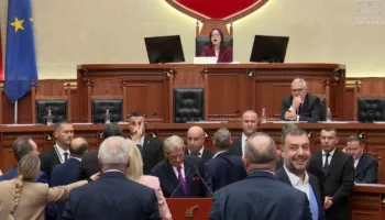 “Shtetarë që vranë për të mbrojtur pushtetin e tyre”/ Tensione në Kuvend, Sali Berisha bllokon foltoren, rrethohet nga Garda