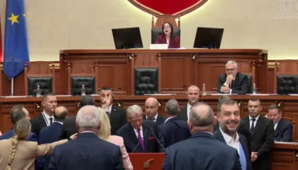 “Shtetarë që vranë për të mbrojtur pushtetin e tyre”/ Tensione në Kuvend, Sali Berisha bllokon foltoren, rrethohet nga Garda