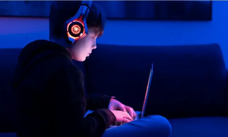 Shtetet evropiane përgatiten të ndalojnë mediat sociale për fëmijët nën moshën 15 vjeç