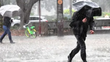 Shtrëngata e reshje shiu, ja si parashikohet moti për ditën e sotme