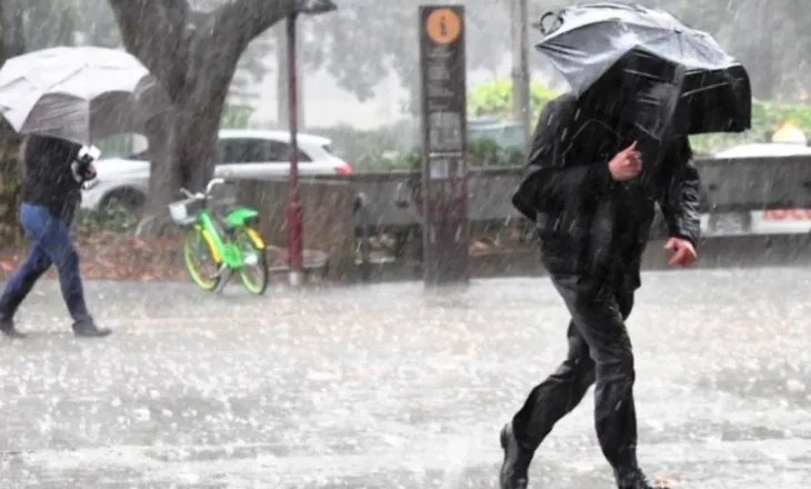 Shtrëngata e reshje shiu, ja si parashikohet moti për ditën e sotme