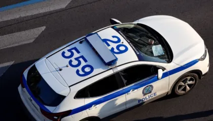 Shtypi gazin në vend të frenave, 44-vjeçarja përplas të ëmën me makinë, ndërron jetë