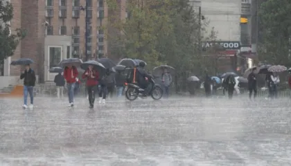 Si do jetë moti në fundjavë? Reshje shiu dhe rrebeshe, në zona malore edhe dëborë