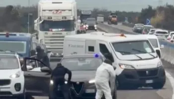 Si në skenat e filmave aksion, persona të armatosur sulmojnë mjetin e blinduar në autostradë