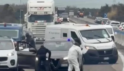 Si në skenat e filmave aksion, persona të armatosur sulmojnë mjetin e blinduar në autostradë