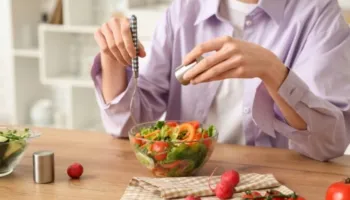 Si ta zvogëlojmë konsumin e kripës pa humbur shijen e ushqimit?