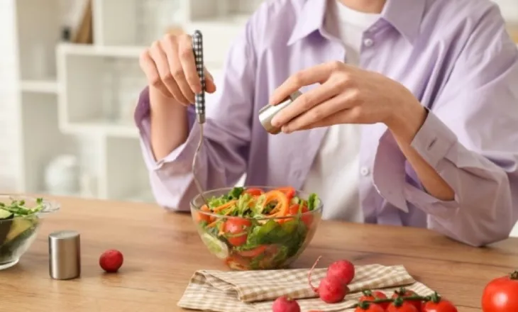 Si ta zvogëlojmë konsumin e kripës pa humbur shijen e ushqimit?