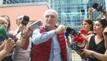 Si u shëtit Ilir Meta me pranga në duar për dy orë nëpër Tiranë dhe kush i shpërndau videot nga momenti i arrestimit…