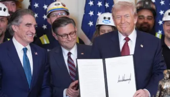 Siguria Kombëtare/ Trump urdhëron Pentagonin të furnizohet me energji nga qymyri, pavarësisht ndotjes së madhe që ai shkakton