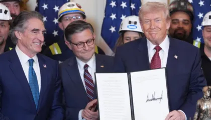 Siguria Kombëtare/ Trump urdhëron Pentagonin të furnizohet me energji nga qymyri, pavarësisht ndotjes së madhe që ai shkakton