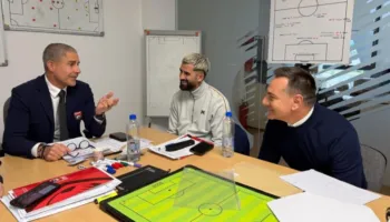 Silvinjo dhe stafi teknik ndjekin nga afër lojtarët kuqezi në përgatitjet për ndeshjen e “Play-Off”-it ndaj Polonisë