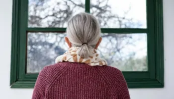 Sinjali i sëmundjes së Parkinsonit mund të fshihet edhe në flokë