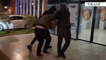 “Sinjalizimi”, arrestohet 48-vjeçari, në banesë i gjendet kallashnikov me 3 krehra dhe fishekë