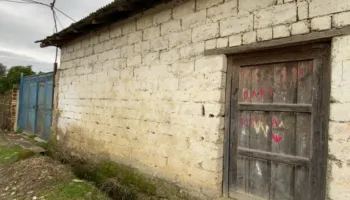 Sinonimi i një tragjedie, emri i djalit të familjes Kola i mbishkruar mbi derën e vulosur në Gryksh