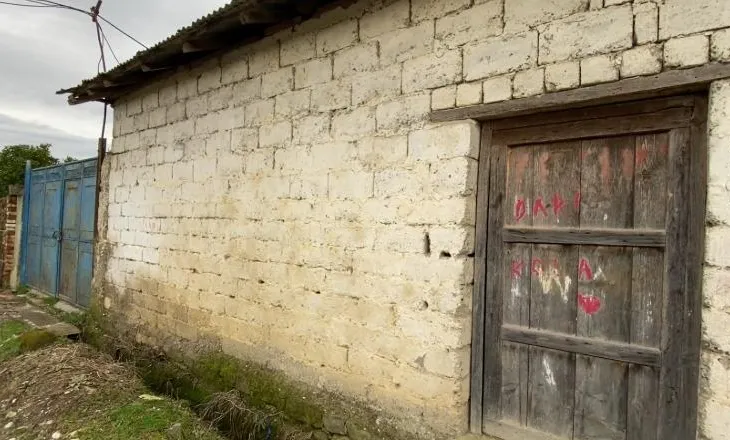 Sinonimi i një tragjedie, emri i djalit të familjes Kola i mbishkruar mbi derën e vulosur në Gryksh