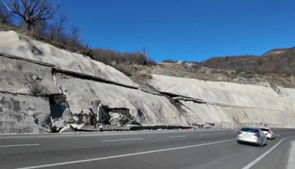 Situata paraqitet e ndërlikuar/ Shirat dhe ujërat nëntokësore dëmtojnë Rrugën e Arbrit, rrëshqitje gurësh në…