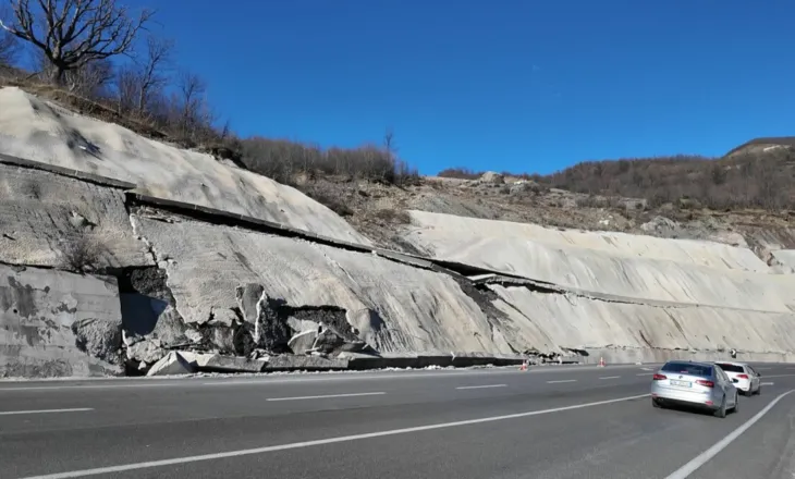 Situata paraqitet e ndërlikuar/ Shirat dhe ujërat nëntokësore dëmtojnë Rrugën e Arbrit, rrëshqitje gurësh në…