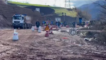 Situatë alarmante në Librazhd–Qafë Thanë, rrëshqitja e dheut bllokon rrugën, banorët ecin 2 km në këmbë