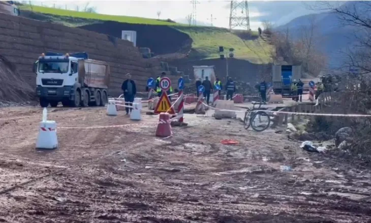 Situatë alarmante në Librazhd–Qafë Thanë, rrëshqitja e dheut bllokon rrugën, banorët ecin 2 km në këmbë