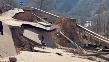 Situatë dramatike/ Rruga shembet komplet në aksin Librazhd-Prrenjas, banorët të bllokuar!