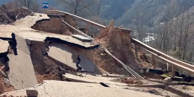 Situatë dramatike/ Rruga shembet komplet në aksin Librazhd-Prrenjas, banorët të bllokuar!