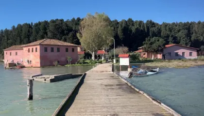 Situatë e pazakontë në Vlorë, Orikum dhe në lagunën e Nartës, batica mbyt kishën