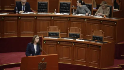 “S’ka telefon, siguri kibernetike dhe oficerët e rinj”/ Kumbaro prezanton planin për shkollat