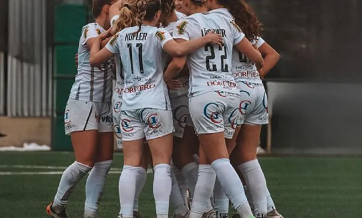 Skandal në Austri. Ish-arbitri filmoi futbollistet e Altach në dush, por ka diçka edhe më të keqe…