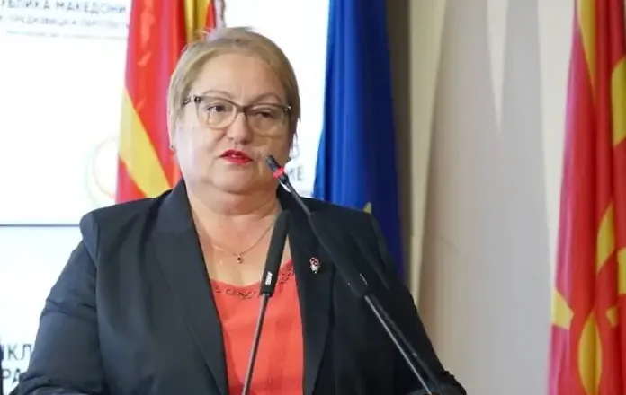 Skandal në Tetovë, ministrja përplaset me gazetarët dhe refuzon të flasë shqip: Maqedonishtja, gjuhë zyrtare