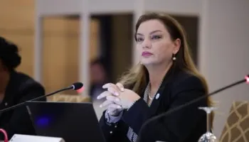 SKANDAL/ Pacientja me serum në dorë e shtrirë në karriget e korridorit, Vokshi denoncon situatën (FOTO)