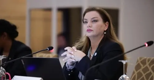 SKANDAL/ Pacientja me serum në dorë e shtrirë në karriget e korridorit, Vokshi denoncon situatën (FOTO)