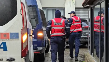 Skandali i mbetjeve “Kurum”, mbërrijnë në Gjykatën e Durrësit 20 të arrestuarit