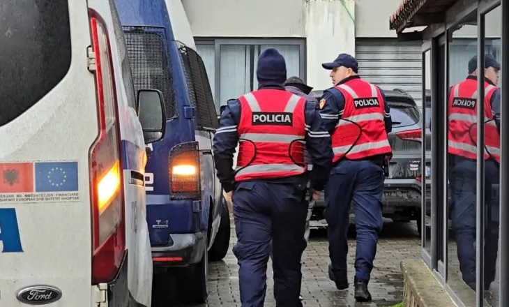 Skandali i mbetjeve “Kurum”, mbërrijnë në Gjykatën e Durrësit 20 të arrestuarit